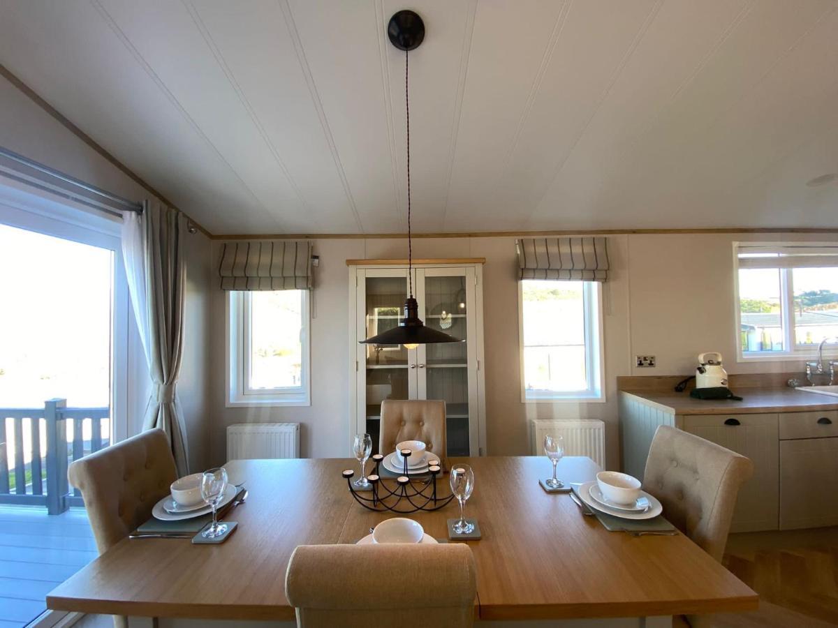 Daphne'S Lodge Mawgan Porth Exterior photo
